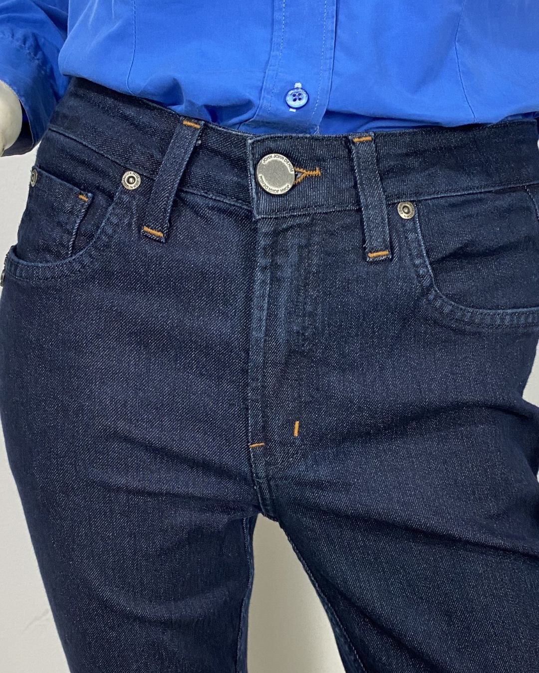 Calça jeans escura flare - Tam 40 - Imagem 4