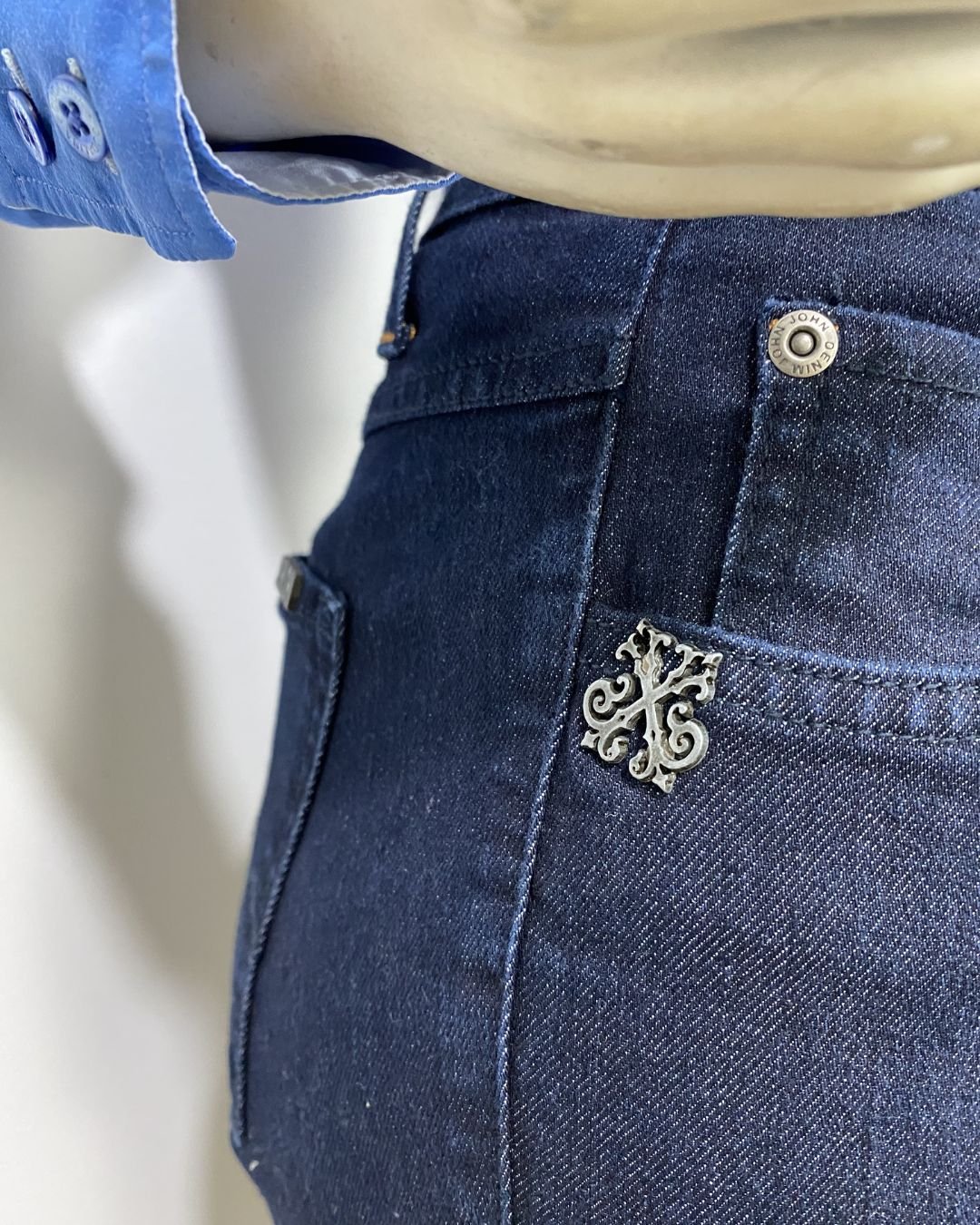 Calça jeans escura flare - Tam 40 - Imagem 6