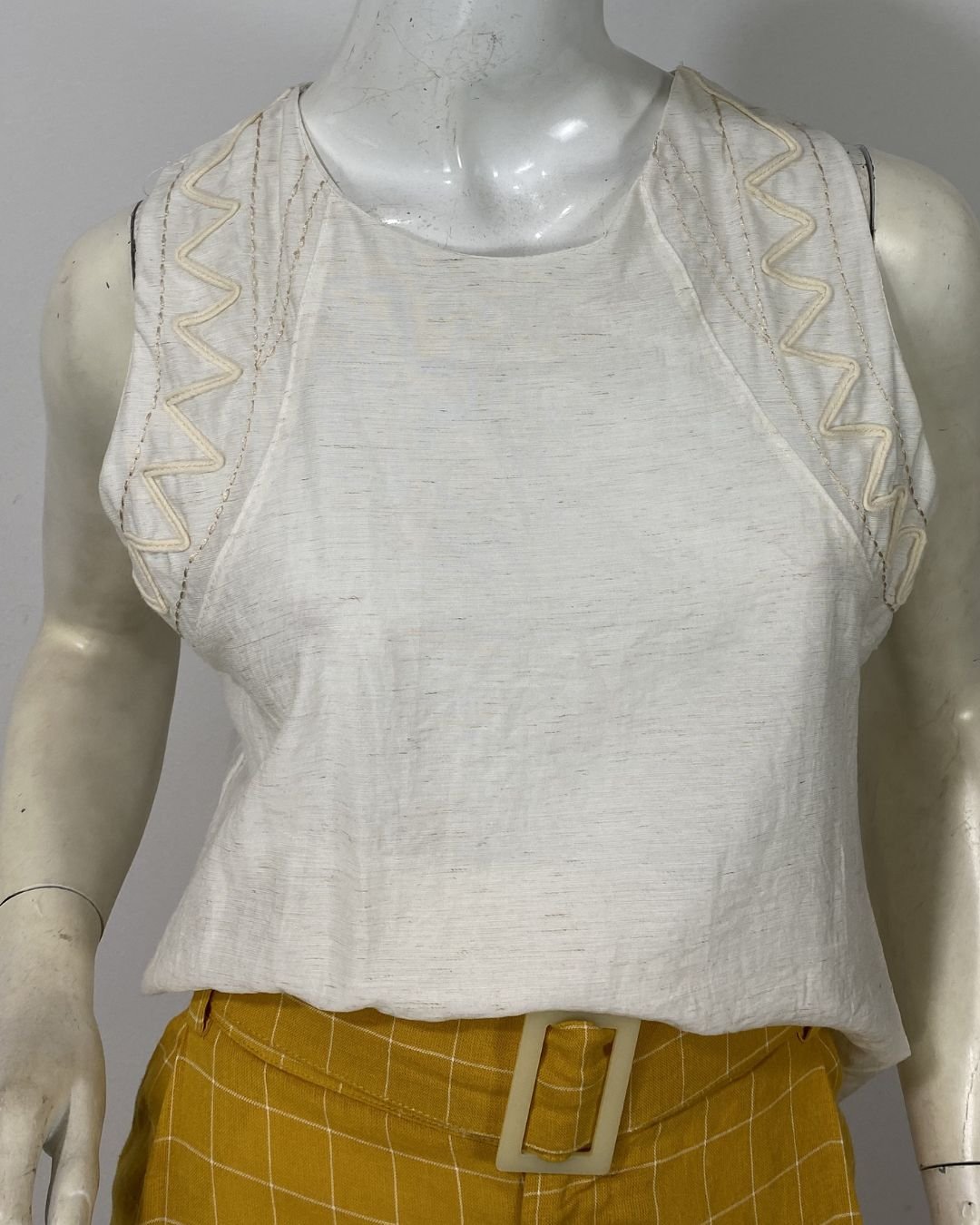 Blusa off-white decote bordado - Tam P - Imagem 4