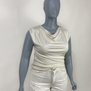 Blusa clara em decote degagê - Tam