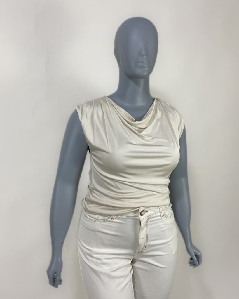 Blusa clara em decote degagê – Tam