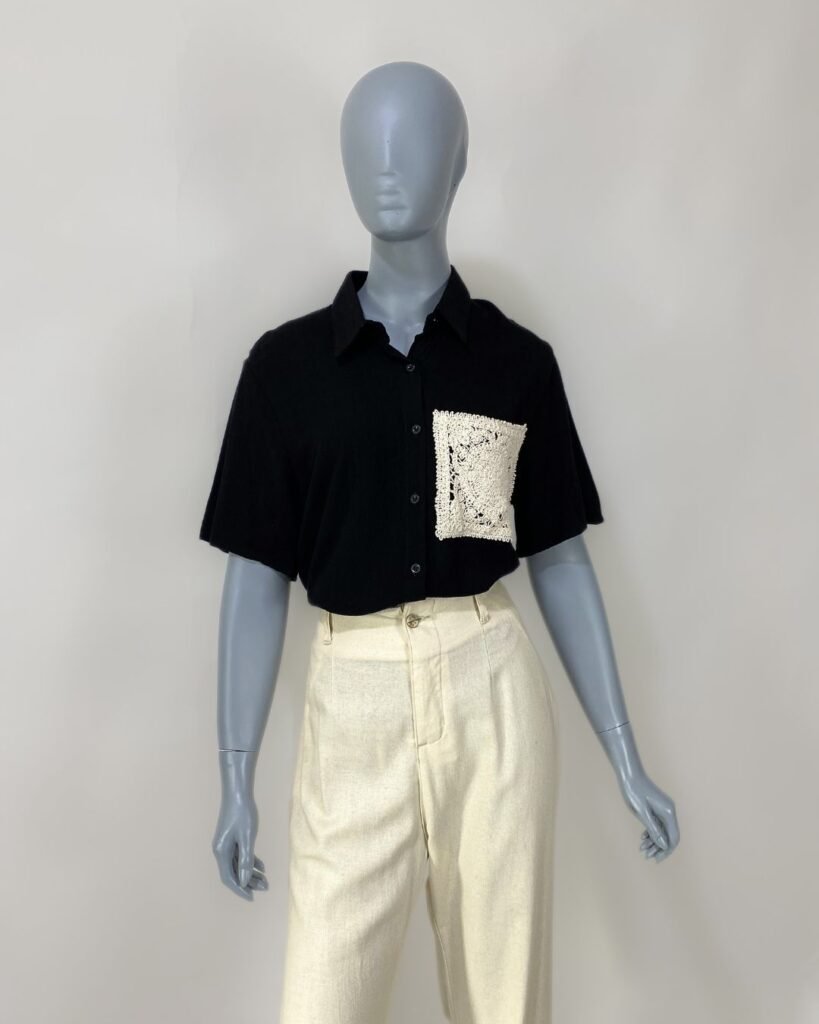 Camisa preta bolso bordado – Tam G