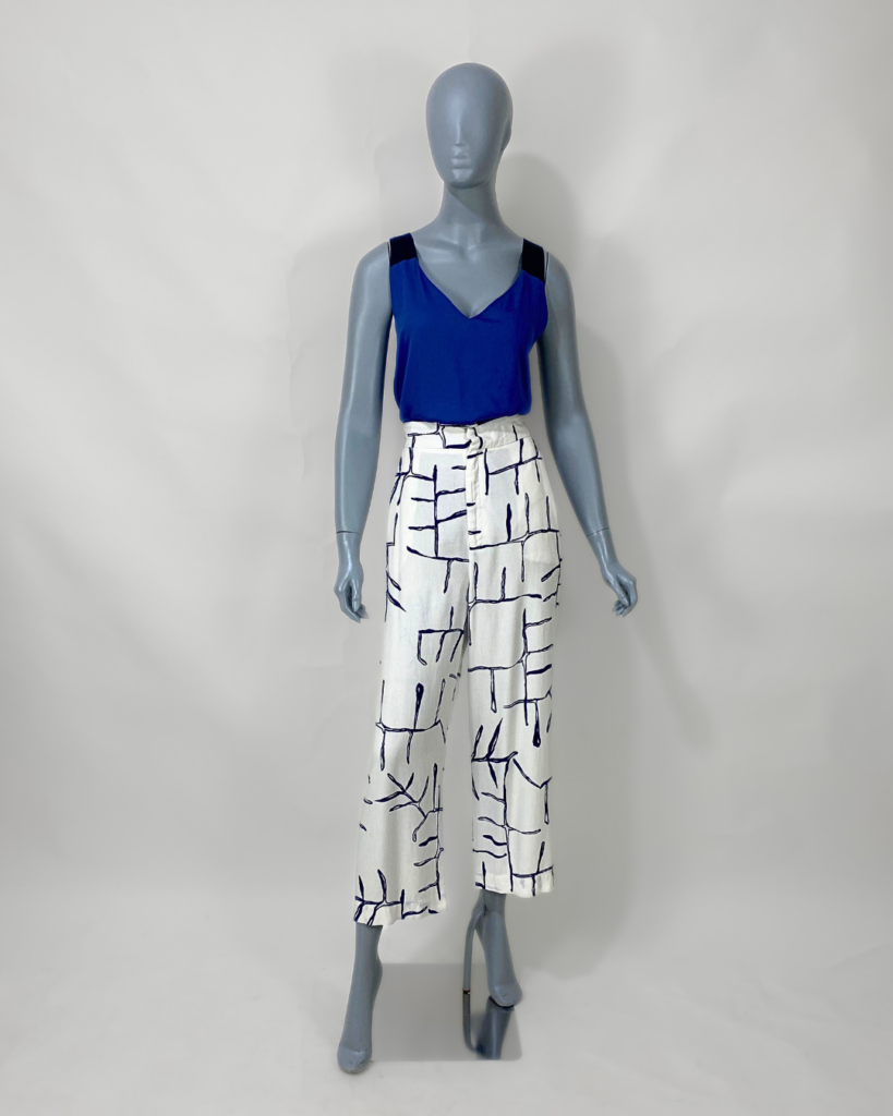 Calça pantalona branca estampa azul – Tam 40