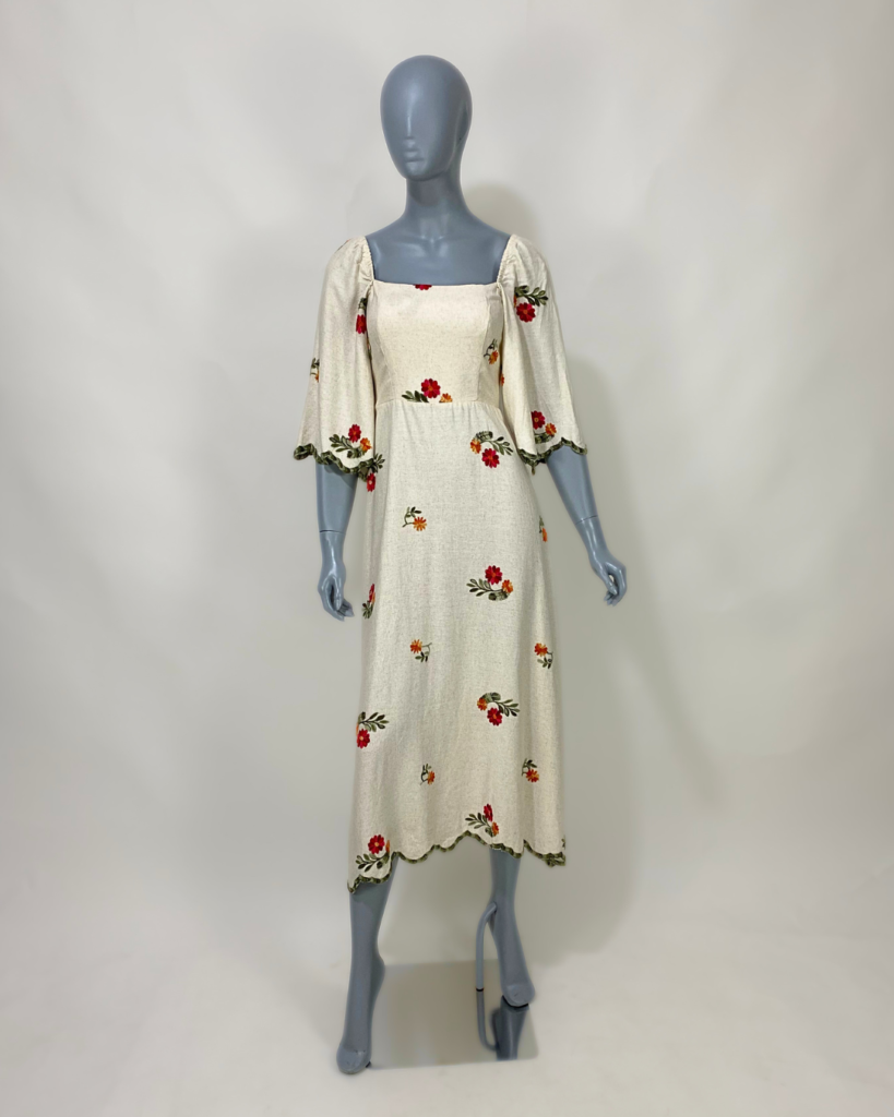 Vestido midi claro bordado – Tam M
