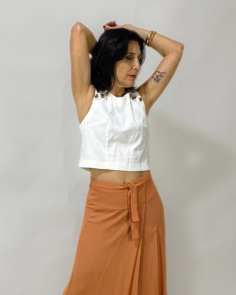 Blusa off-white com botões dourados – Tam M