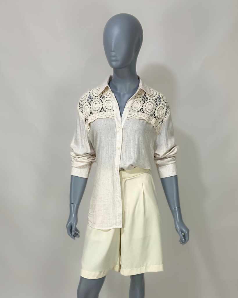 Camisa bege claro bordada – Tam M