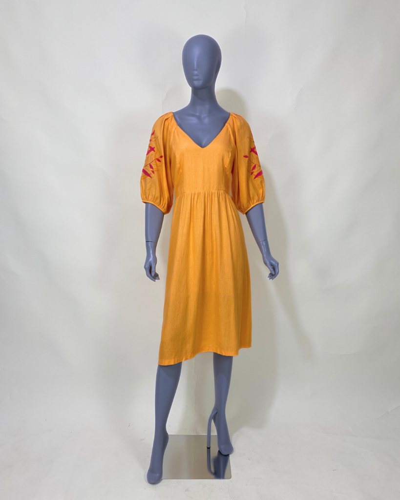 Vestido com manga bordada – Tam G